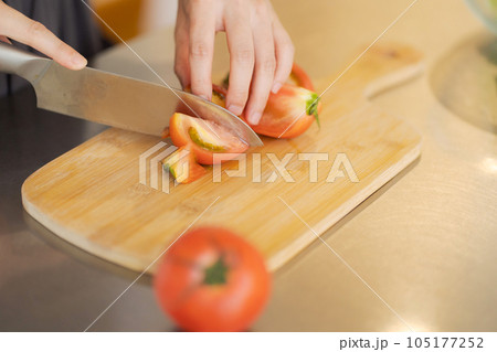野菜を切る女性の手元 105177252