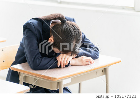 学校の教室で女子高校生・中学生が俯いて悩んでいる（悩む・困る・ストレス） 105177323