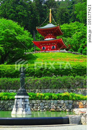 【大阪府】晴天の勝尾寺の多宝塔 【大阪府】晴天の勝尾寺の多宝塔 105177421
