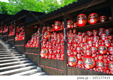 【大阪府】晴天の勝尾寺の勝ちダルマ納め所 105177435