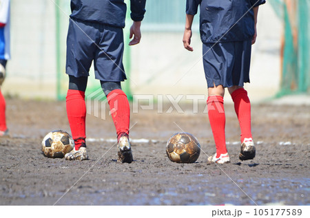 ぬかるんだグランドでのサッカー ぬかるんだグランドでのサッカー 105177589