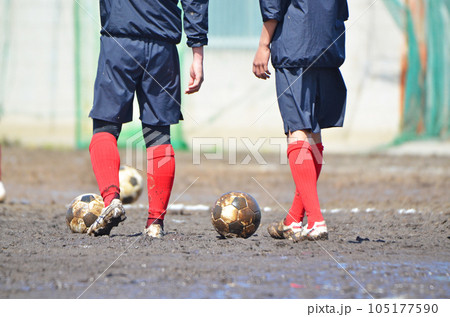 ぬかるんだグランドでのサッカー ぬかるんだグランドでのサッカー 105177590