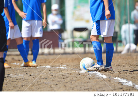 ぬかるんだグランドでのサッカー（キックオフ） 105177593