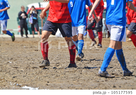 ぬかるんだグランドでのサッカー ぬかるんだグランドでのサッカー 105177595