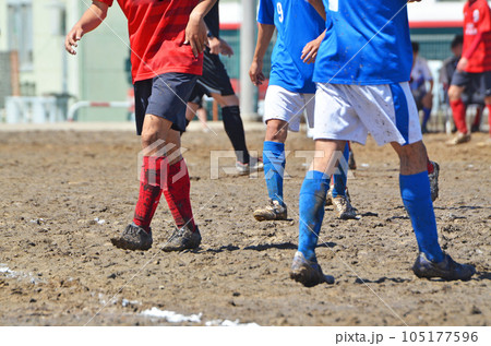 ぬかるんだグランドでのサッカー ぬかるんだグランドでのサッカー 105177596