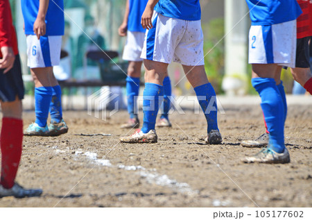 ぬかるんだグランドでのサッカー(オフサイドライン) ぬかるんだグランドでのサッカー(オフサイドライン) 105177602