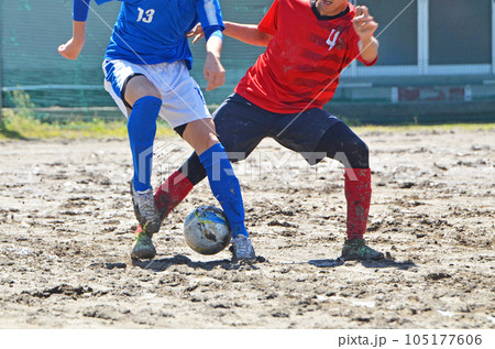 ぬかるんだグランドでのサッカー(ボールへの攻防) ぬかるんだグランドでのサッカー(ボールへの攻防) 105177606