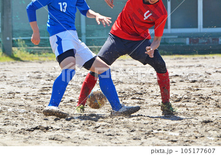 ぬかるんだグランドでのサッカー(ボールへの攻防) ぬかるんだグランドでのサッカー(ボールへの攻防) 105177607