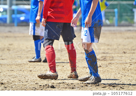 ぬかるんだグランドでのサッカー ぬかるんだグランドでのサッカー 105177612