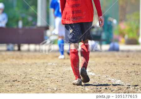 ぬかるんだグランドでのサッカー ぬかるんだグランドでのサッカー 105177615