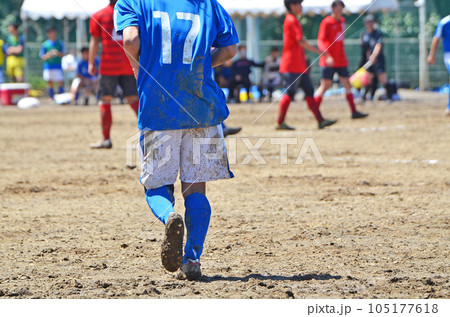 ぬかるんだグランドでのサッカー ぬかるんだグランドでのサッカー 105177618