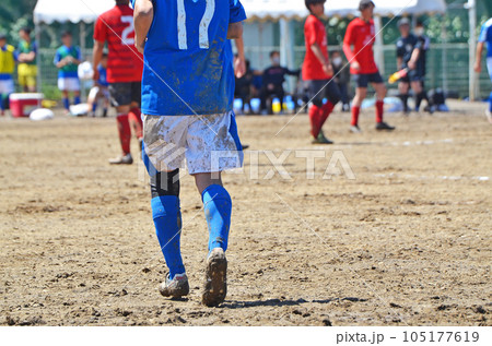 ぬかるんだグランドでのサッカー ぬかるんだグランドでのサッカー 105177619
