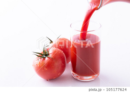 トマトジュースを注ぐ 105177624