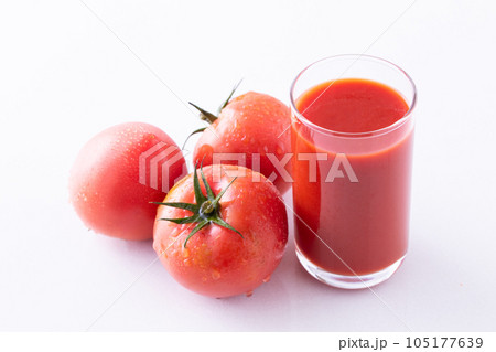 トマトジュースを飲む 105177639