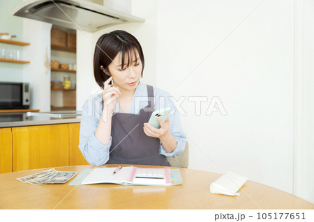 家計簿をつける女性 家計簿をつける女性 105177651