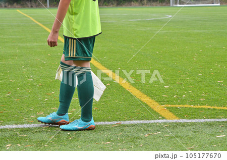 少年サッカーの審判(フラッグを持つ選手) 少年サッカーの審判(フラッグを持つ選手) 105177670