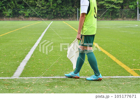 少年サッカーの審判（フラッグを持つ選手） 105177671