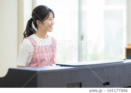 ピアノを弾く保育士 105177866