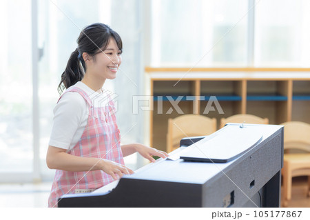 ピアノを弾く保育士 105177867