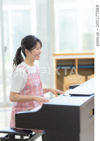 ピアノを弾く保育士 105177869