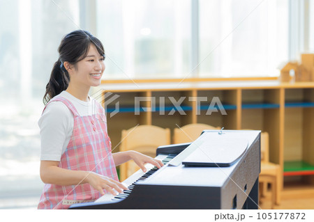 ピアノを弾く保育士 ピアノを弾く保育士 105177872