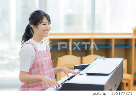 ピアノを弾く保育士 105177873