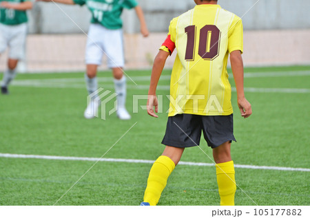 少年サッカーの試合（試合の司令塔キャプテンの選手） 105177882