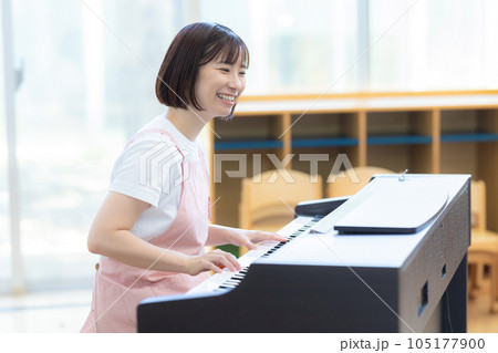 ピアノを弾く保育士 105177900