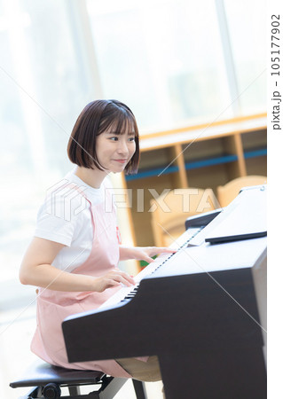 ピアノを弾く保育士 ピアノを弾く保育士 105177902