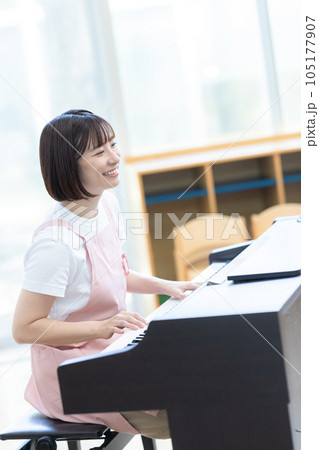 ピアノを弾く保育士 105177907