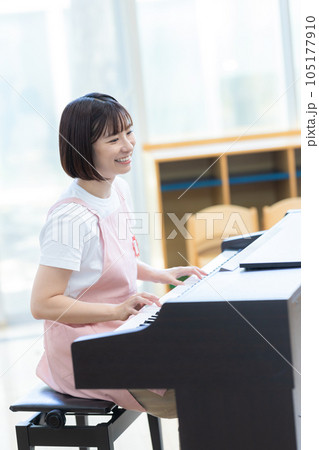 ピアノを弾く保育士 105177910
