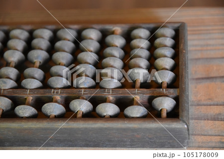 机の上の五つ玉そろばん 105178009