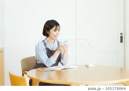 お札を数える女性 105178064