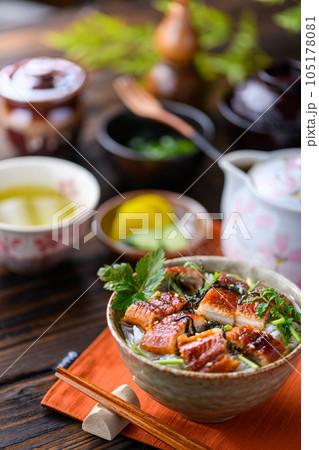 スタミナ満点 うなぎ茶漬け ( お茶漬け )鰻茶漬け 鰻料理 三つ葉を添えて スタミナ満点 うなぎ茶漬け ( お茶漬け )鰻茶漬け 鰻料理 三つ葉を添えて 105178081