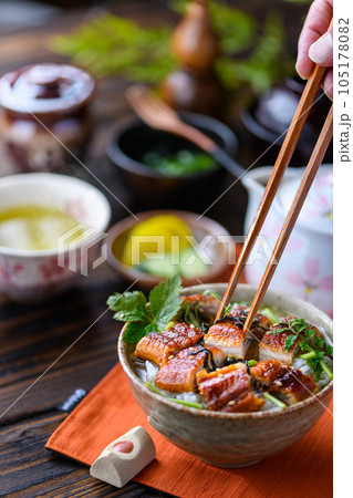 スタミナ満点 うなぎ茶漬け ( お茶漬け )鰻茶漬け 鰻料理 三つ葉を添えて スタミナ満点 うなぎ茶漬け ( お茶漬け )鰻茶漬け 鰻料理 三つ葉を添えて 105178082