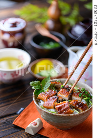 スタミナ満点 うなぎ茶漬け （ お茶漬け ）鰻茶漬け 鰻料理 三つ葉を添えて 105178083