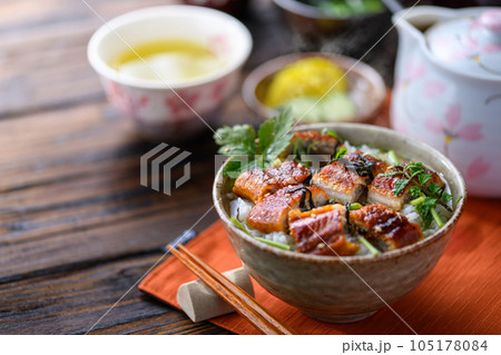 スタミナ満点 うなぎ茶漬け （ お茶漬け ）鰻茶漬け 鰻料理 三つ葉を添えて 105178084