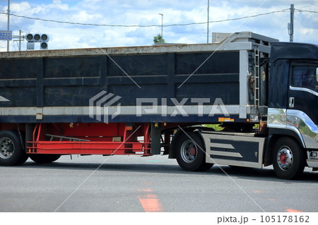 右折するトレーラー 右折するトレーラー 105178162