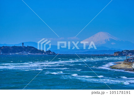 鎌倉市の稲村ヶ崎から白波立つ相模湾と富士山、江の島を眺める 鎌倉市の稲村ヶ崎から白波立つ相模湾と富士山、江の島を眺める 105178191