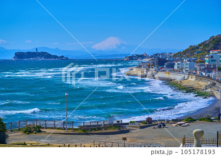 鎌倉市の稲村ヶ崎から白波立つ相模湾と富士山、江の島を眺める 105178193