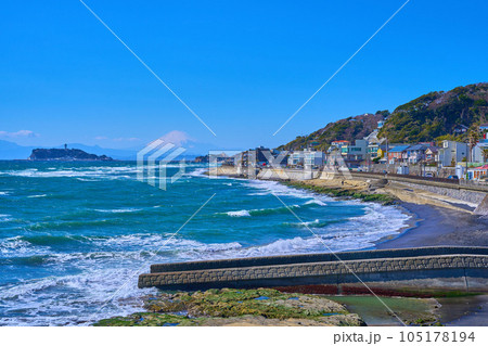 鎌倉市の稲村ヶ崎から白波立つ相模湾と富士山、江の島を眺める 105178194