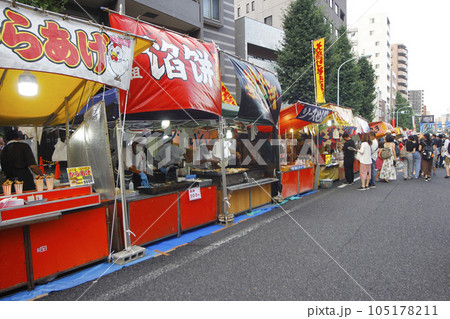 朝顔市の縁日は大通りもホコ天で、露店をチェックしながらあれこれ食べ歩く楽しみは格別 朝顔市の縁日は大通りもホコ天で、露店をチェックしながらあれこれ食べ歩く楽しみは格別 105178211
