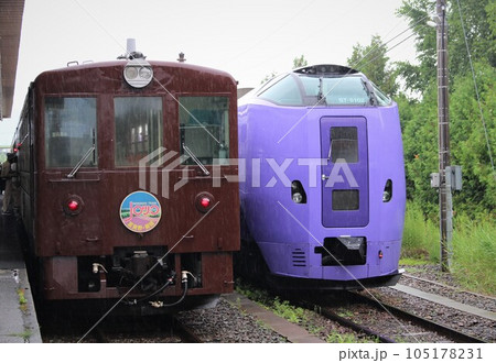富良野・美瑛ノロッコ号と261系ラベンダー編成 富良野駅 富良野線 北海道 富良野・美瑛ノロッコ号と261系ラベンダー編成 富良野駅 富良野線 北海道 105178231