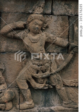 ジャワ島　ボロブドールの仏塔の壁面の彫刻 105178285