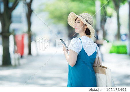 町で買い物をする女性 ショッピングを楽しむ女性 町で買い物をする女性 ショッピングを楽しむ女性 105178491