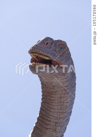 福井駅前の恐竜モニュメント　フクイティタン 105178560