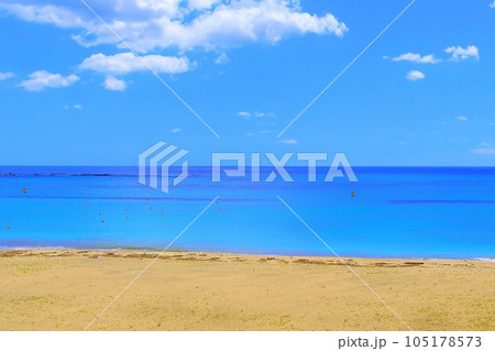 夏の大空と海と砂浜海岸 夏の大空と海と砂浜海岸 105178573