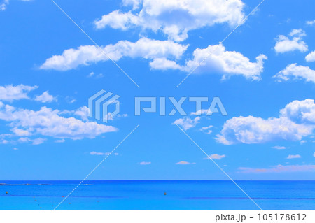 大空と夏雲と水平線の背景・テクスチャ 105178612