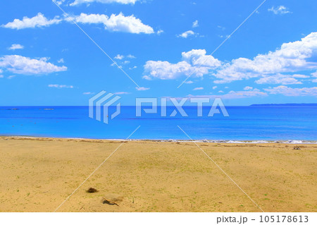 夏の大空と海と砂浜海岸 夏の大空と海と砂浜海岸 105178613