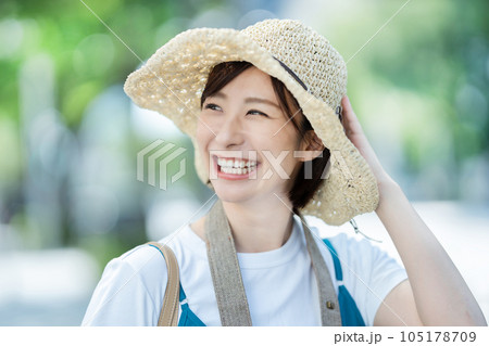 町で買い物をする女性 ショッピングを楽しむ女性 町で買い物をする女性 ショッピングを楽しむ女性 105178709